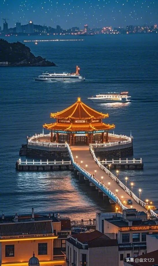 青岛旅游景点之栈桥，栈桥位于中山路南端，是省级文物保护单位，也是首批国家级AAA