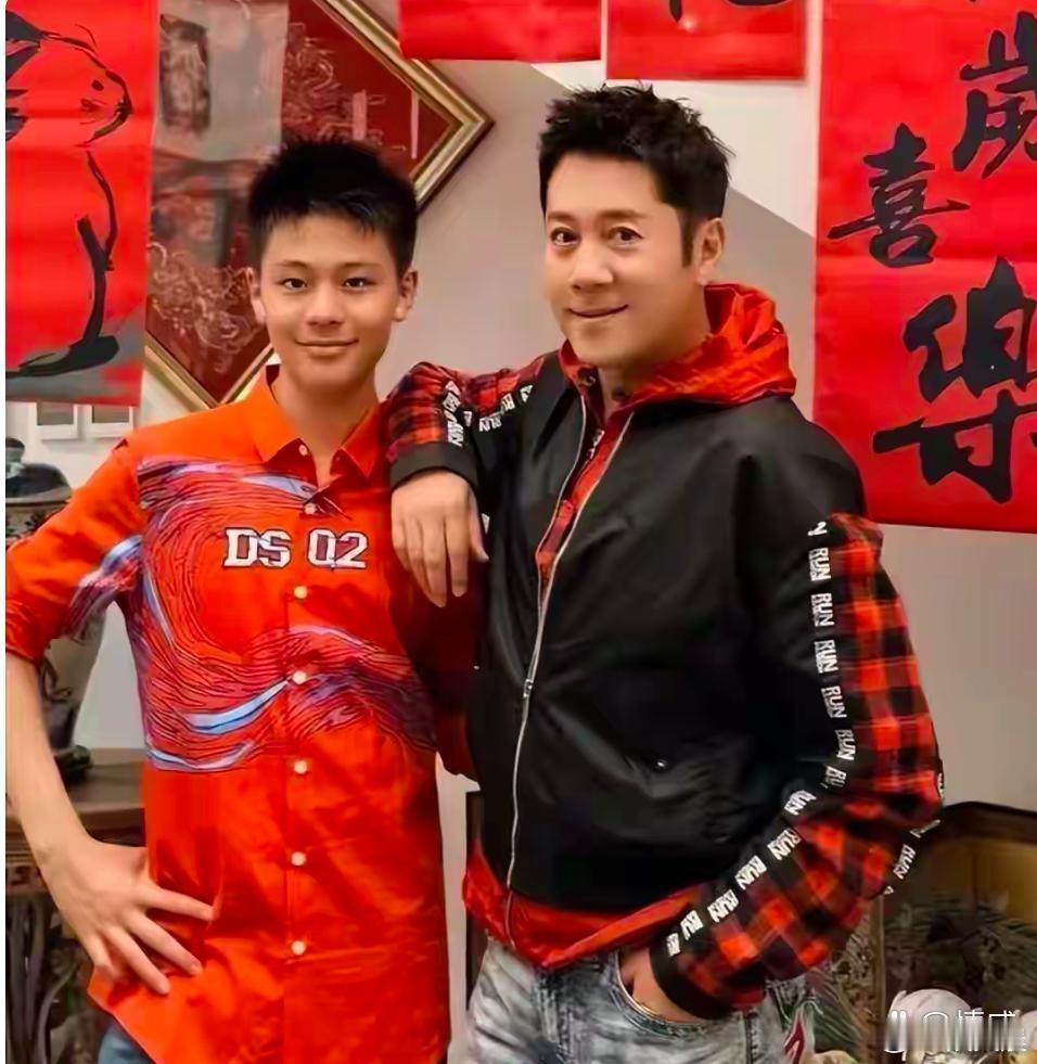 蔡国庆的两个儿子颜值都好高，个个英俊帅气！尤其是14岁的大儿子，身高正飞速蹿升，