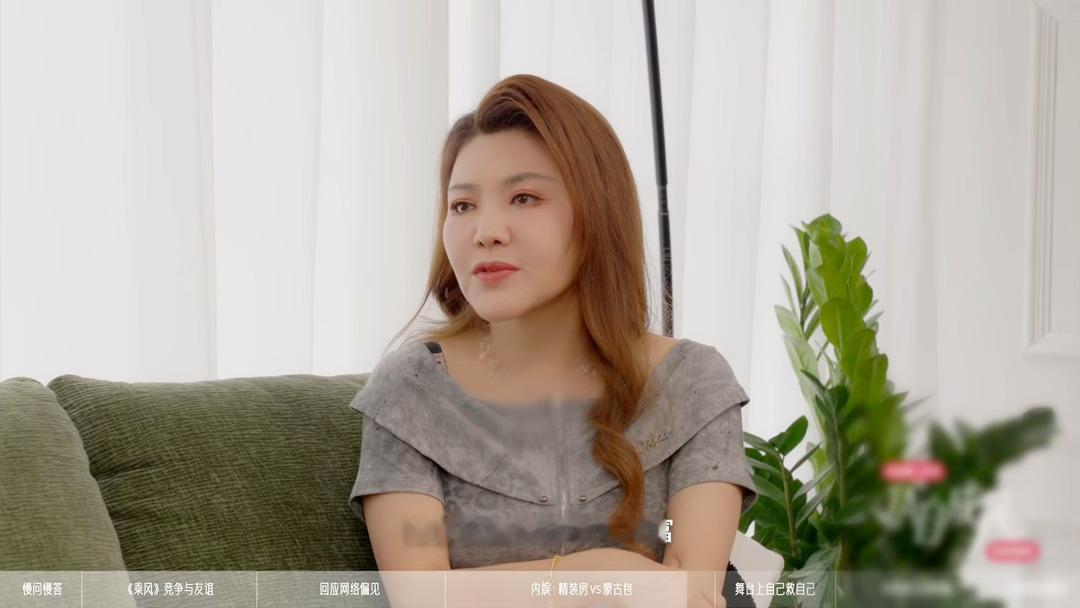 这段互动越品越有意思，蓝盈莹巧用蒙古包艺人概括对方演出特质，乌兰图雅乖巧唤学姐，