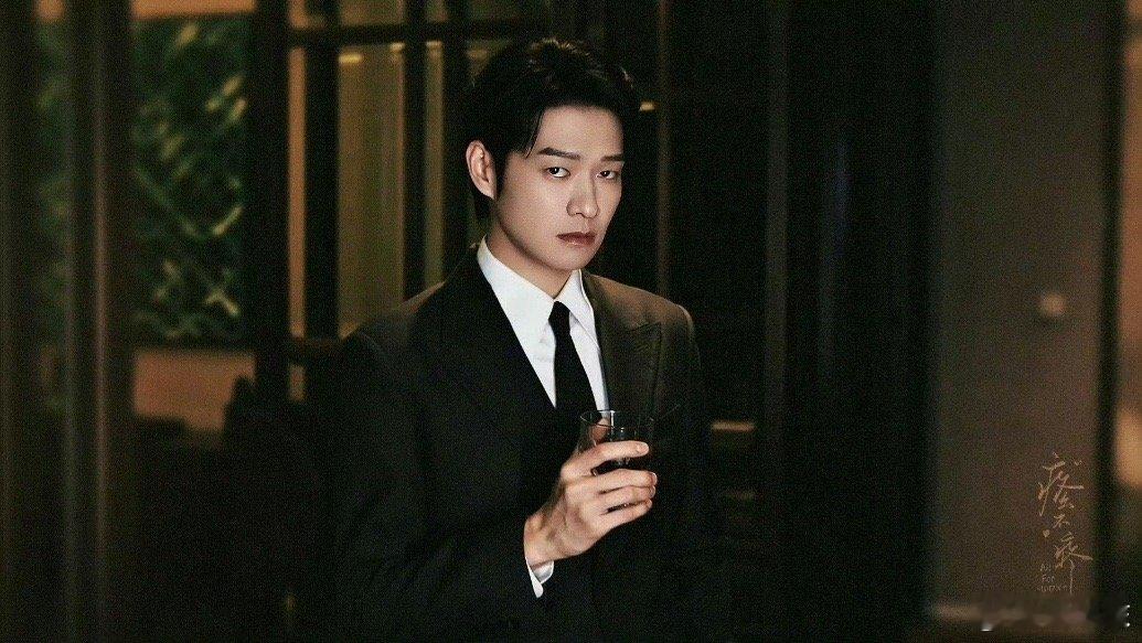 魏大勋简直是总裁赛道的时尚先锋！穿搭精致考究，每一处细节都彰显品味，气场强大又自