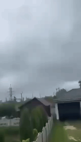 小摩托了不得，乌克兰民众拍摄到，在实时操作下，俄罗斯小摩托远程撞击了位于罗夫诺州