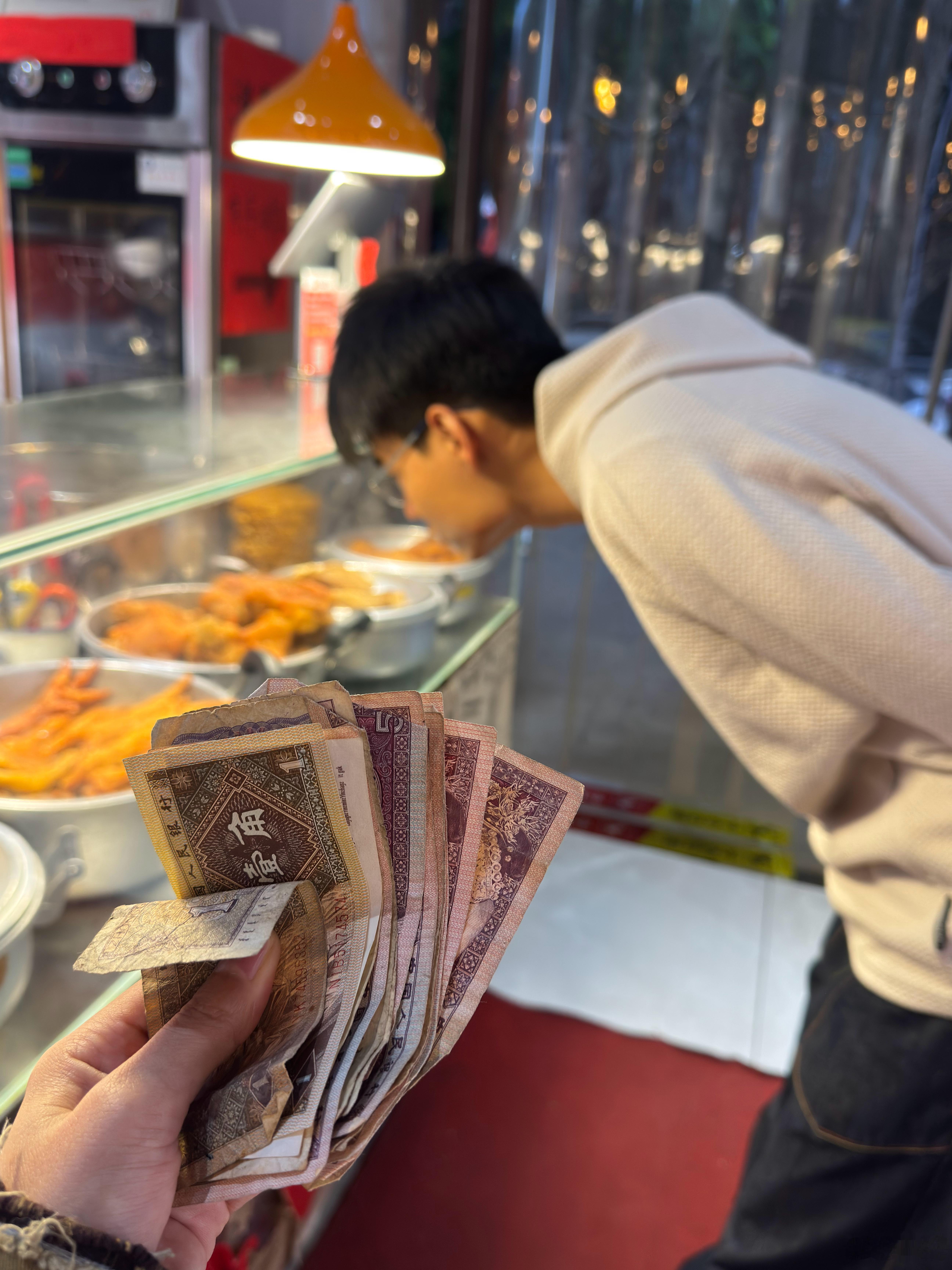 携巨资请小林吃饭，好怕有人盯上我😱 