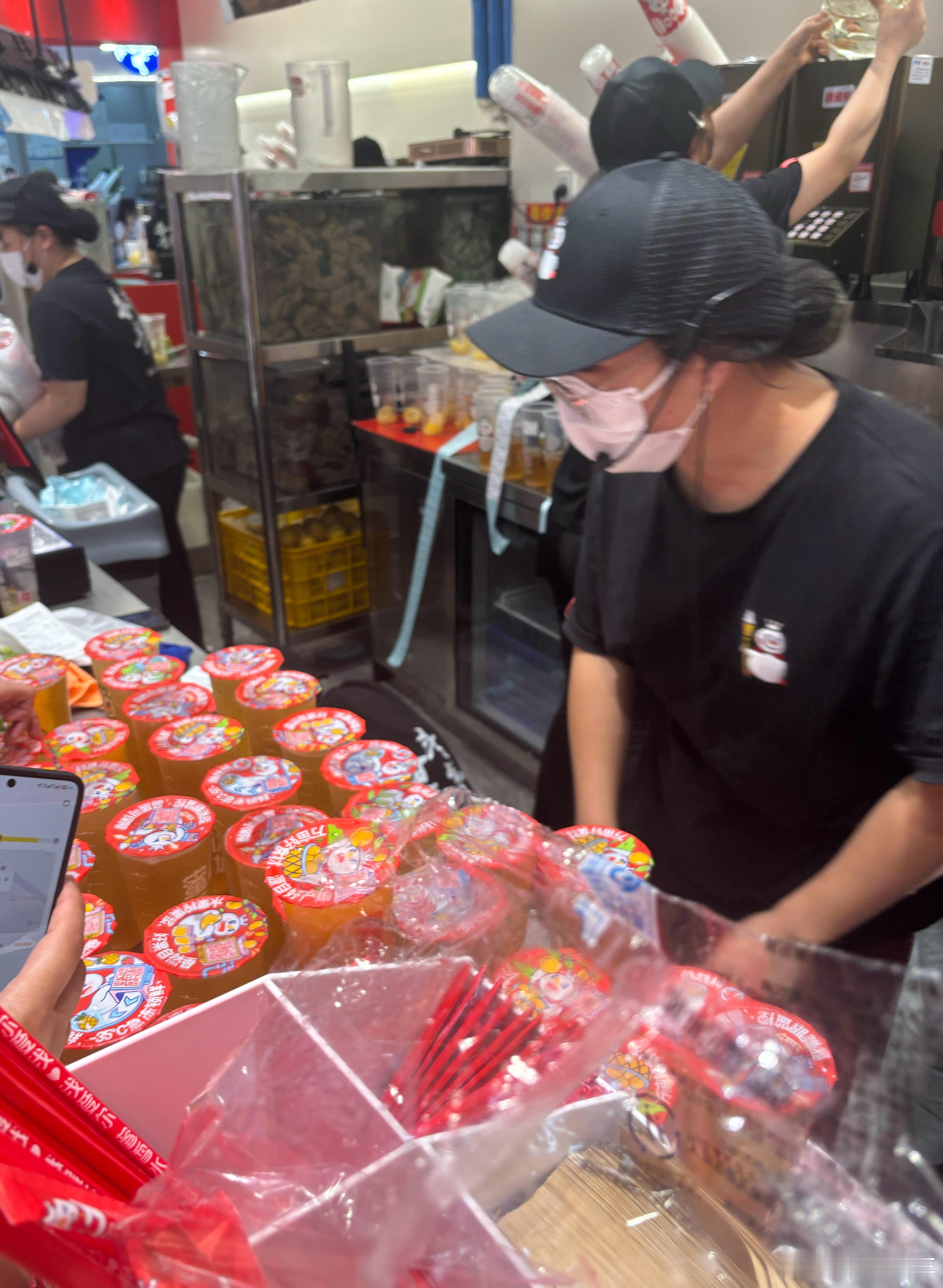 外卖0元购大量奶茶无人认领有人把它当作福利，有人却把它当成免费的“垃圾”。[摊手
