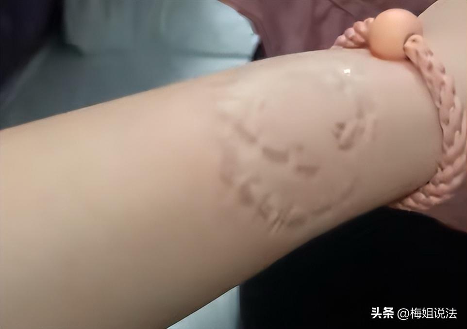 江苏，陈女士坐火车买了一张下铺卧票，上车后发现被上铺的大妈占据，陈女士和大妈争执