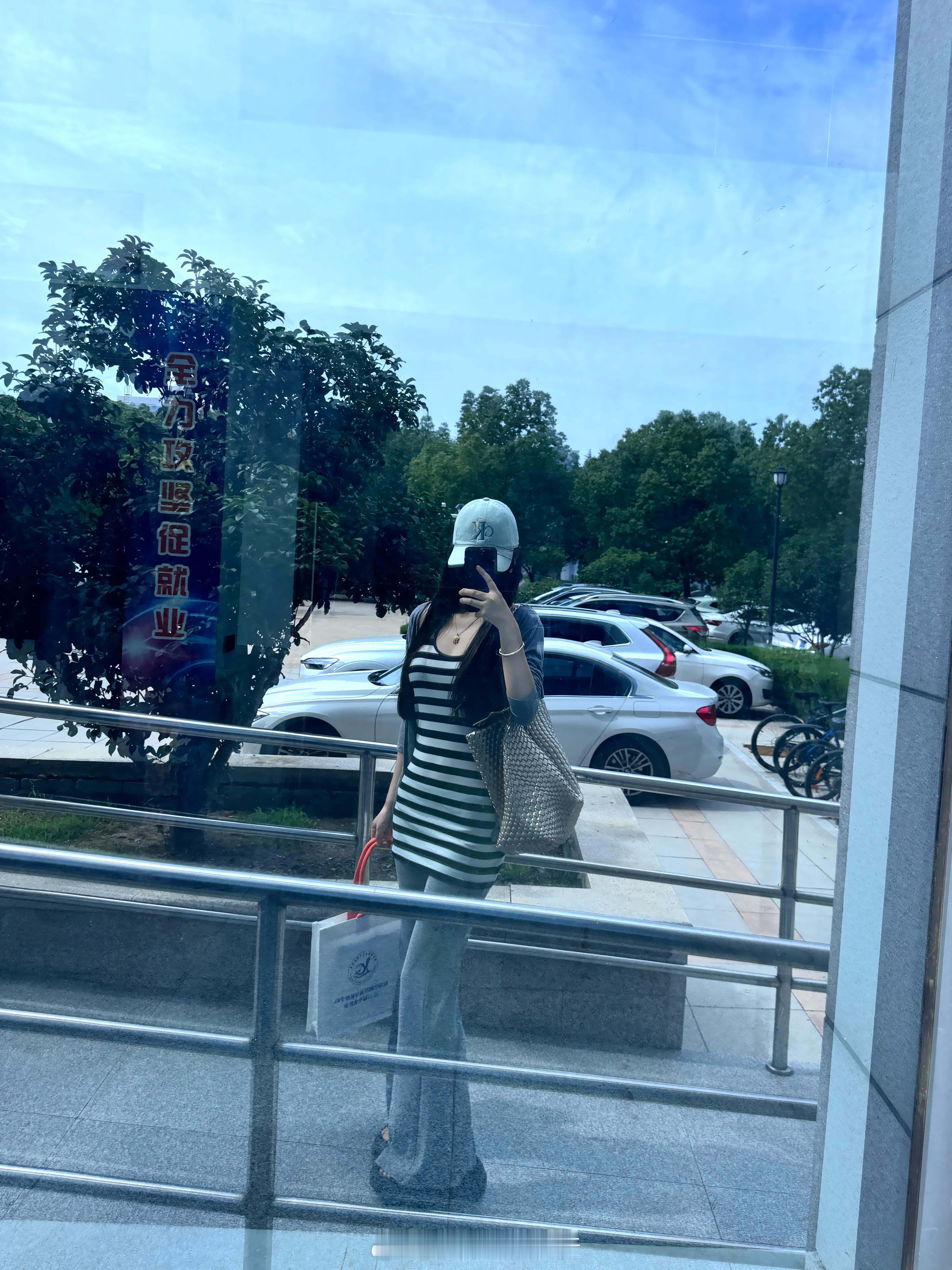 今天拿了毕业证 彻底不是学生了这两天嗓子发炎好疼 但是今天吃了好多东西火锅鸡 泡