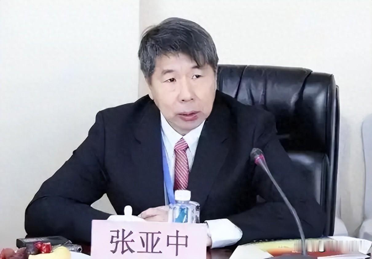 张亚中香山发言惹争议，两岸隔着怎样的认知鸿沟？明人明说
 
这两天，台湾学者张亚