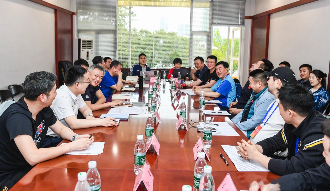 大黑脸这边应该是男队教练员组吧你看看这些人都哈哈大笑 心态很好完全没有紧张感这就