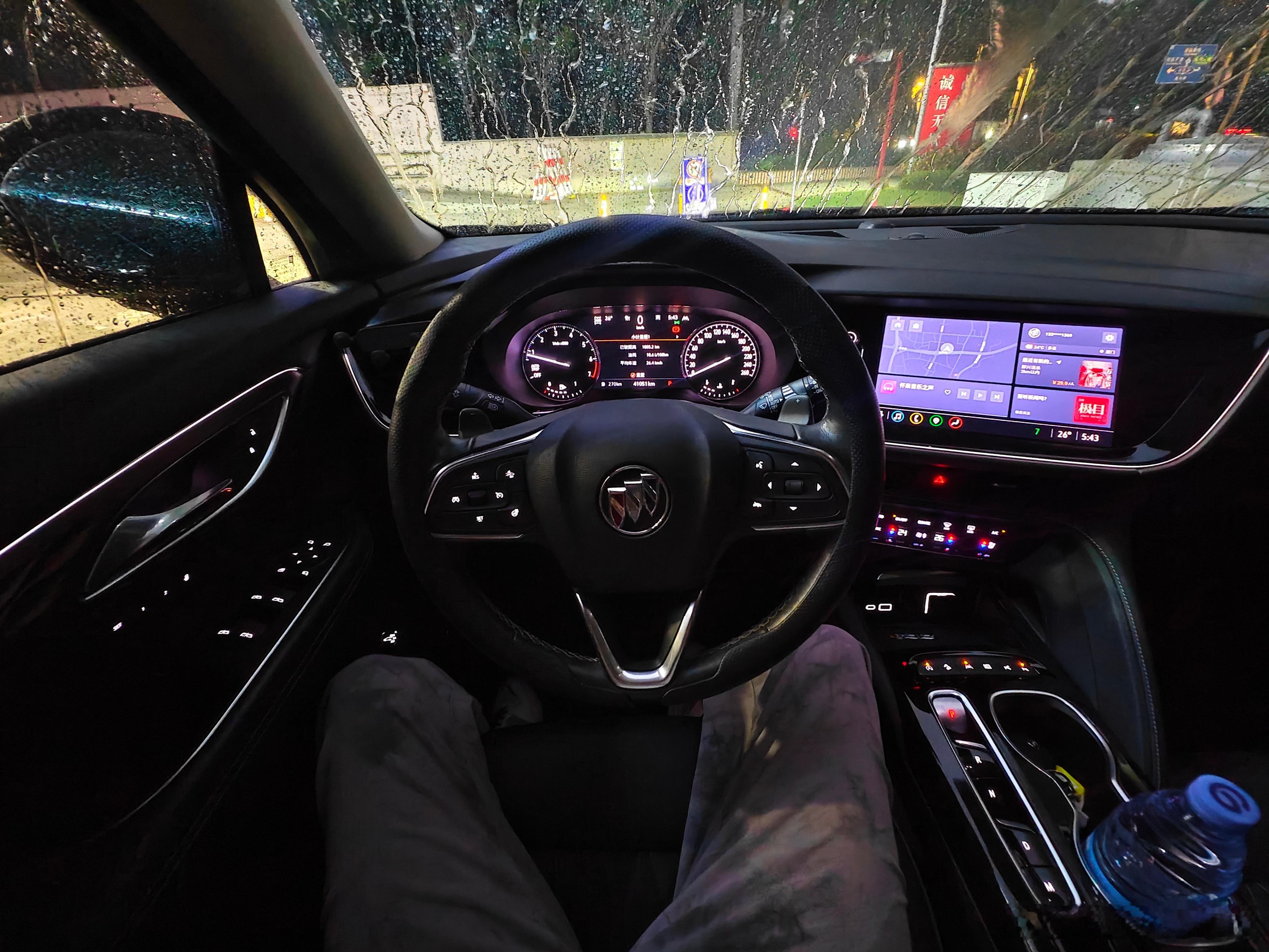 刚加完油，给昂科威蹭个免费洗车，等等客户要过来看，洗干净了比较好成交[舔屏] ​