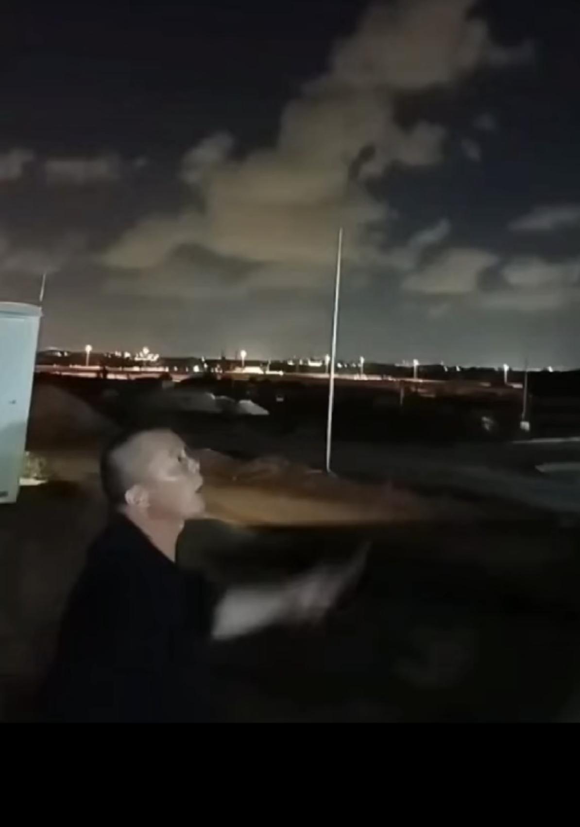 都说我们最爱看热闹的民族，这话一点不假，以色列和伊朗打架，听到防空警报，当地的老