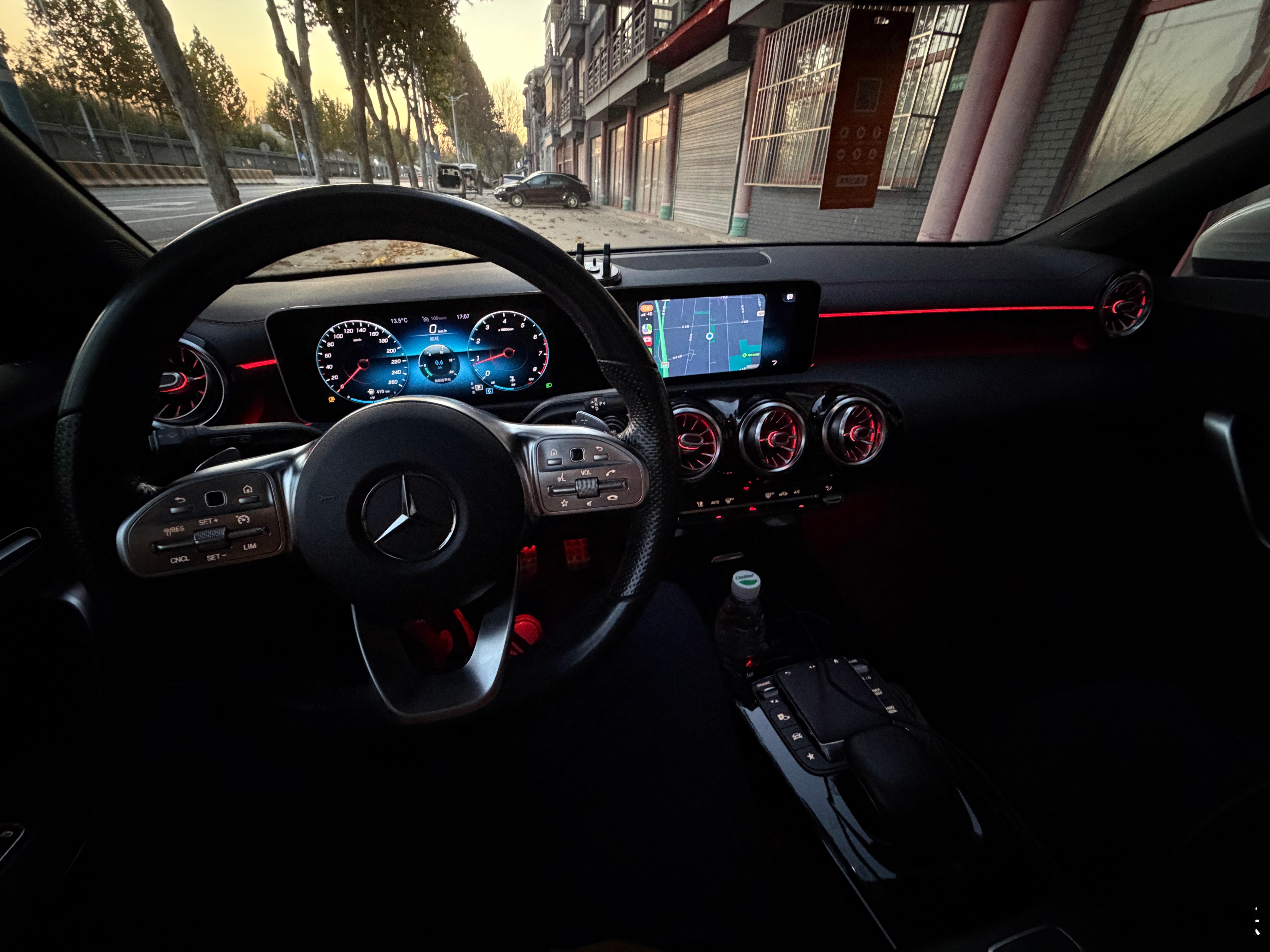 我还是觉得这种内饰比起那种满屋大屏幕的内饰要有格调多了 