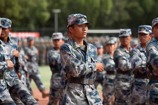 大学军训非常重要，它不仅是国家法律规定的必修课，更是大学生涯中不可替代的“第一课