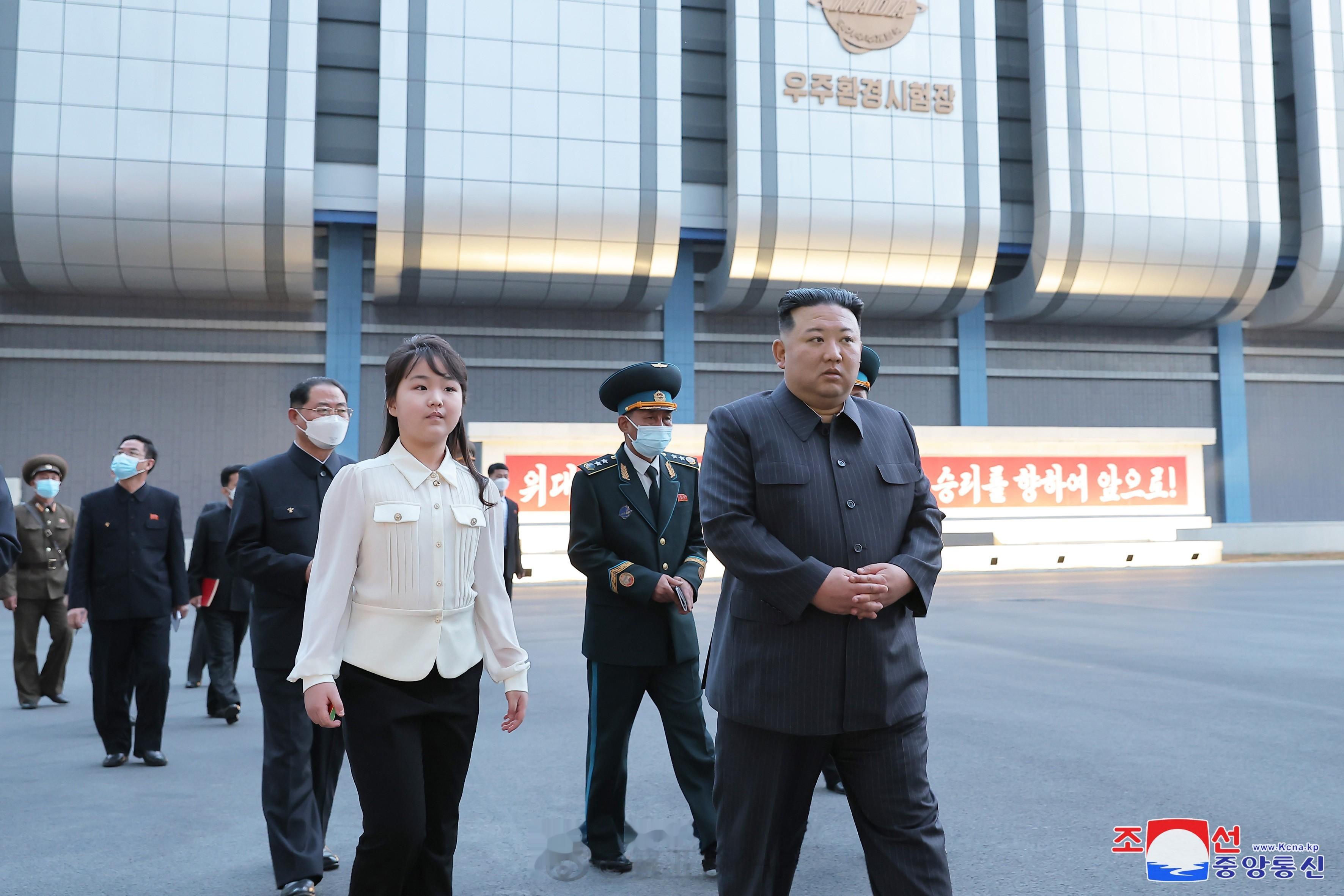 金正恩视察朝鲜国家航空航天发展局，称4月将发射首颗军事侦查卫星。 ​​​