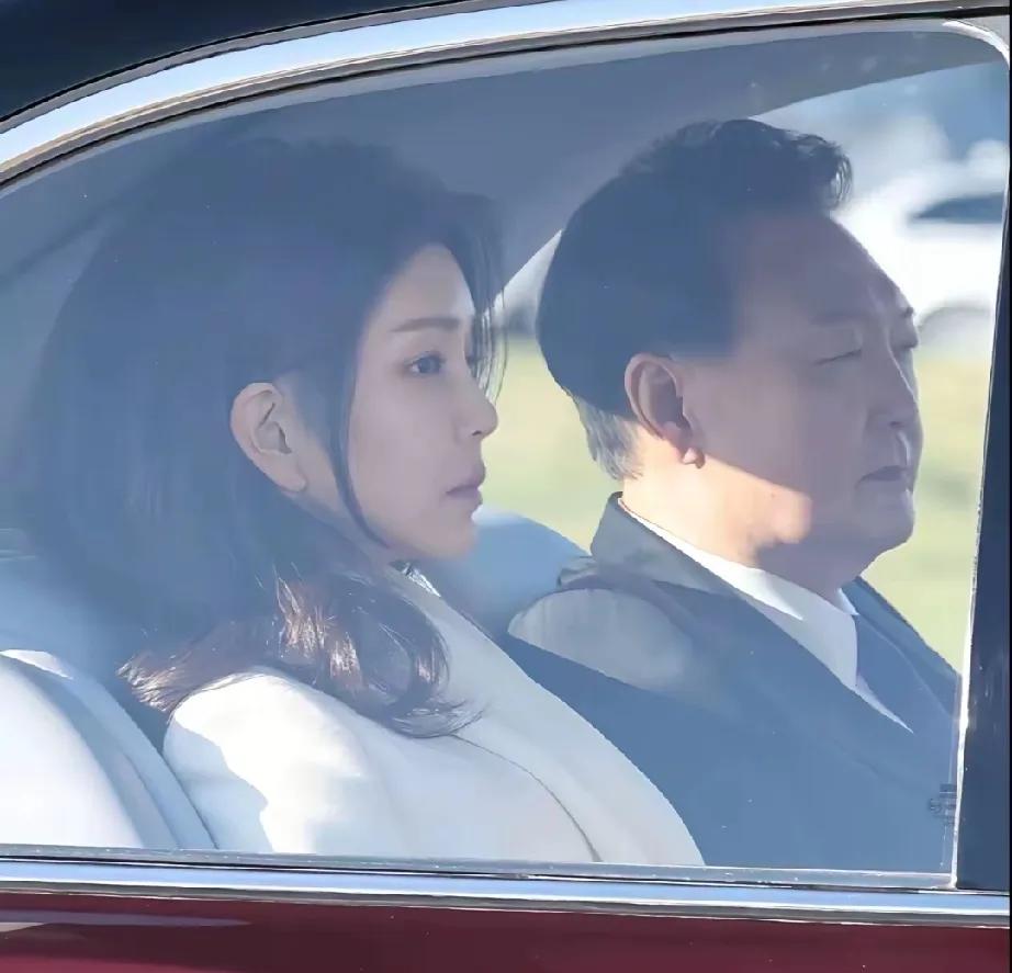 尹锡悦的妻子金建希被确诊为重度抑郁，如今被紧急送往医院精神科治疗！
从人人艳羡的