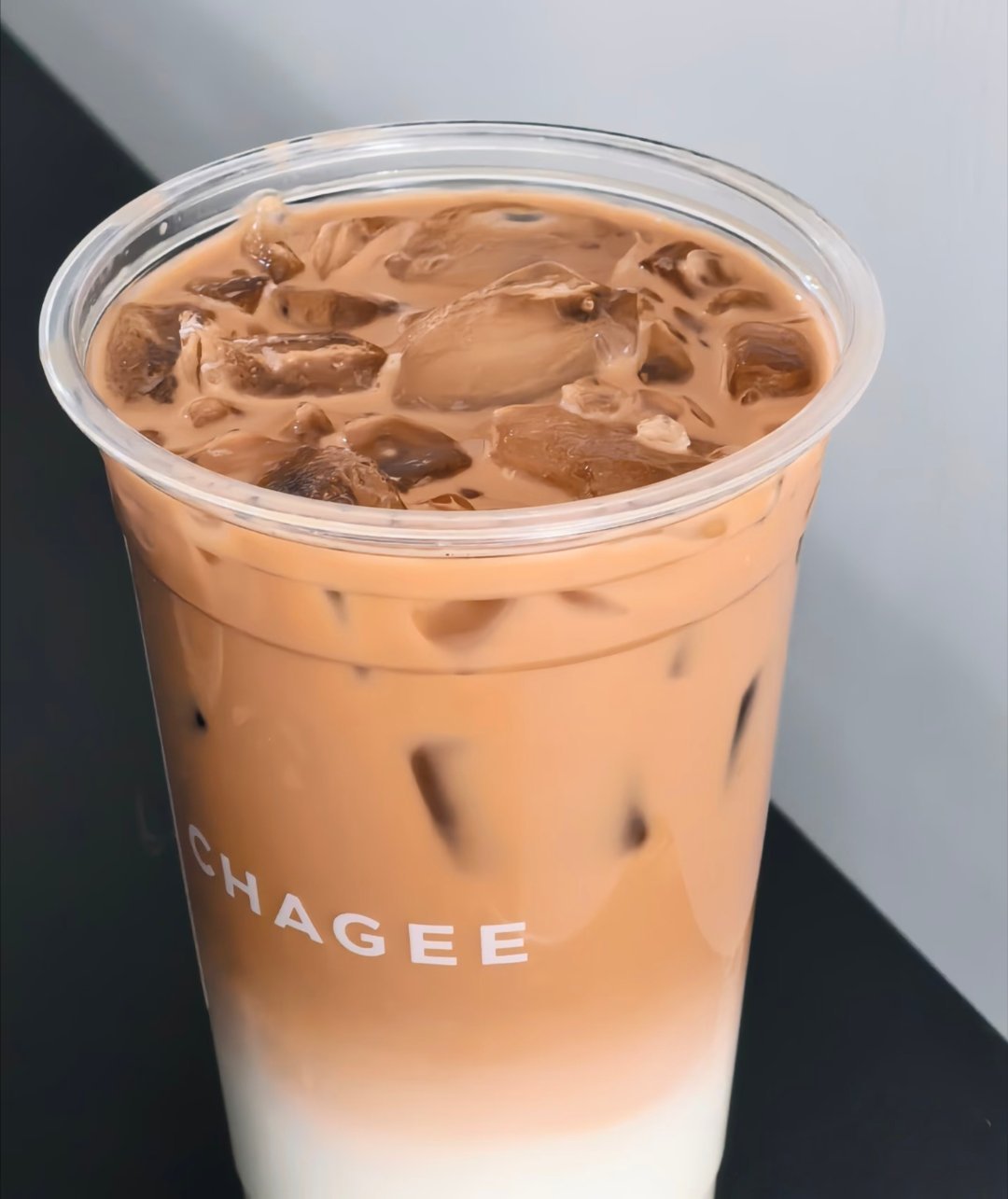 霸王茶姬[超话] 岁月的温柔藏在秋风里，生活的气息落在四季里，愿我们静赏秋光，长