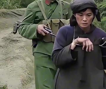 这是1979年，解放军押送越南女特工真实影像。

画面中，这名越南女特工的双手，
