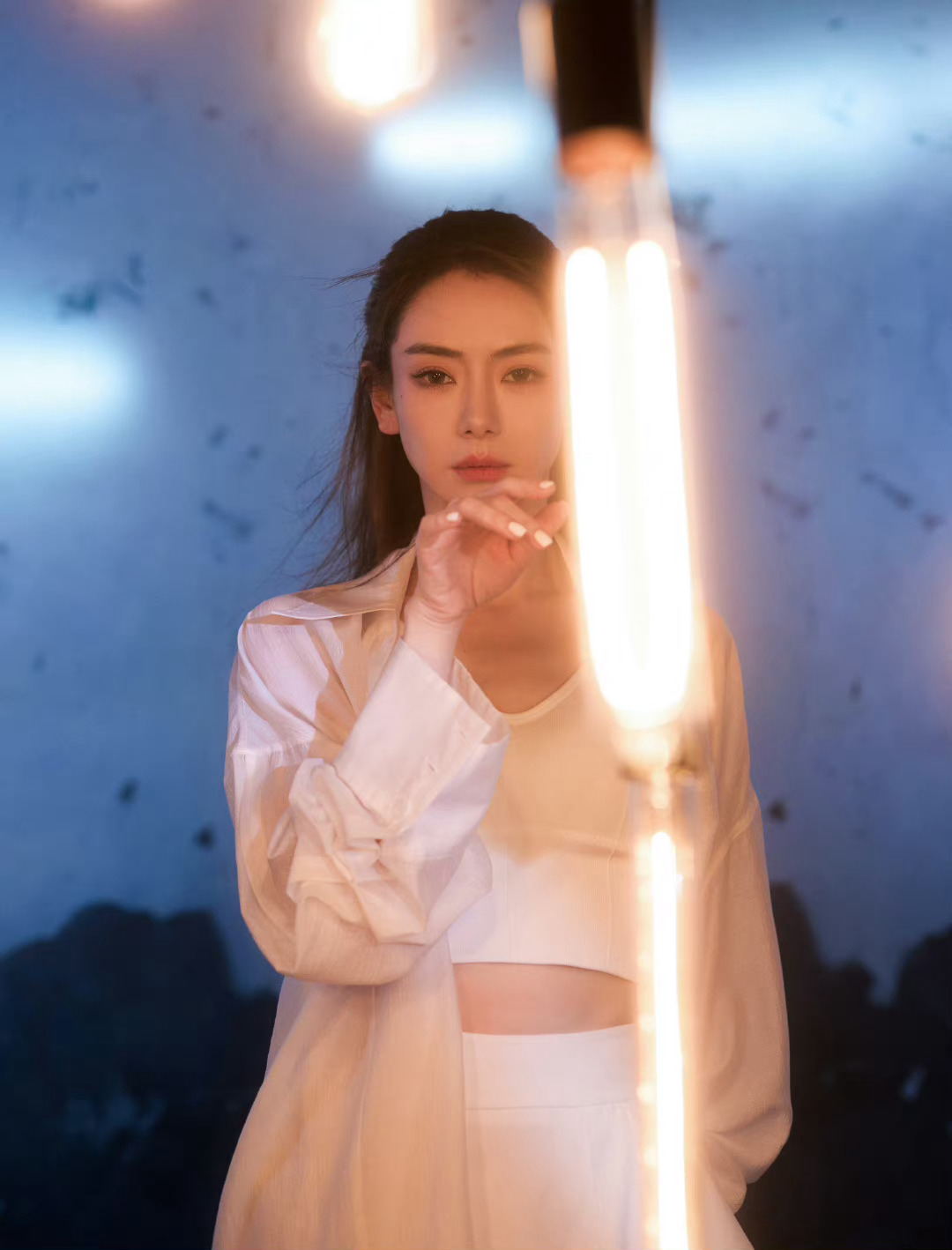 #戚薇的手是调色盘吧# 王琳说过乘风《青花瓷》的舞台美甲全都是戚薇买来的，非常细