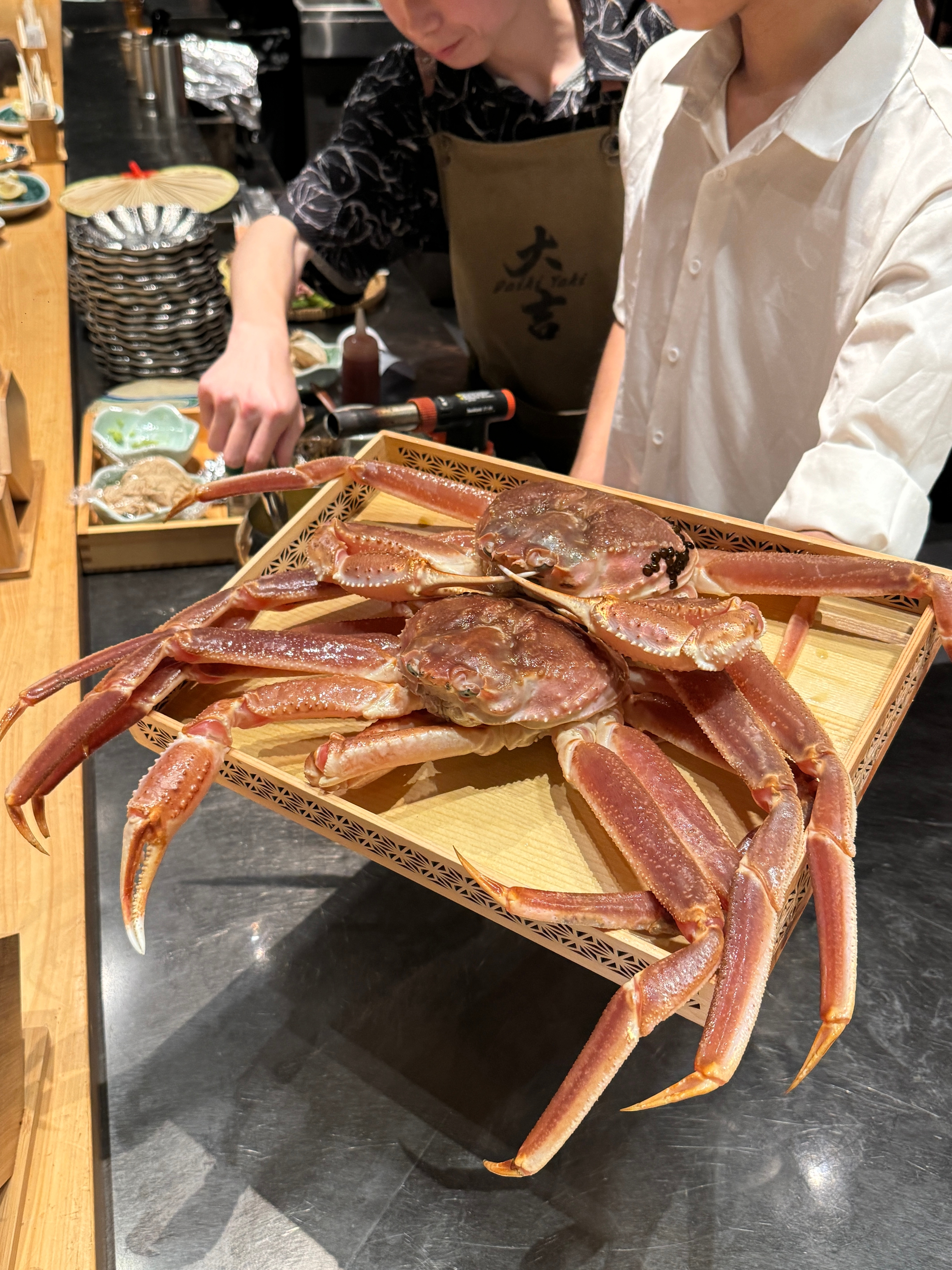 已经克服工服羞耻症了 今天下班直接穿工服找朋友吃饭[微笑] ​​​