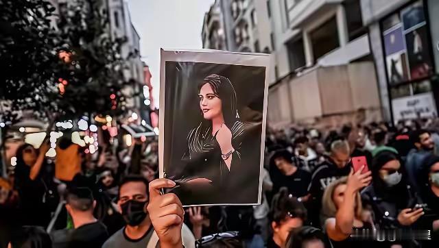 伊朗人在游行，抗议物价上涨，货币贬值和女性戴头巾，会不会有其它诉求还不知道，美国