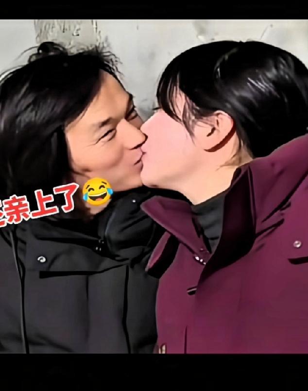 片场灯光暗下时，陈芝的手指划过鲍小光后背。
那不是演戏。
三年前。
他直播间在线