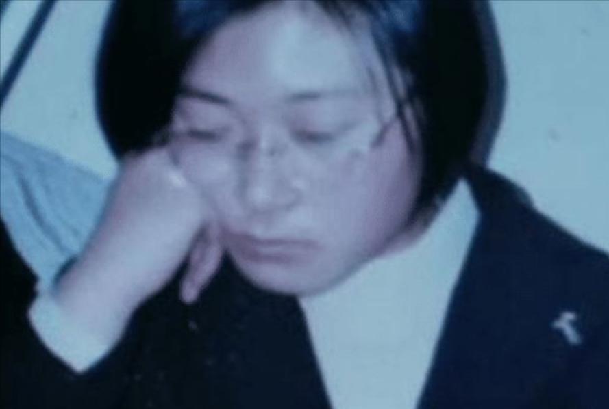 [微风]2000年，一对辽宁夫妇借了7万元将女儿送出国留学。令人伤心的是，女儿却