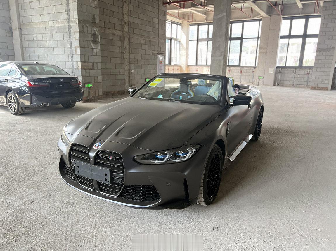 宝马 M4 敞篷 M xDrive雷霆版磨砂深灰车漆，亚斯玛瑞纳蓝内饰直降12万