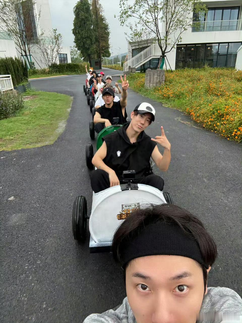 蒋敦豪真没劲笑了大家在一起就是好开心啊，我想知道为啥笑没劲儿了，能不能说出来让我