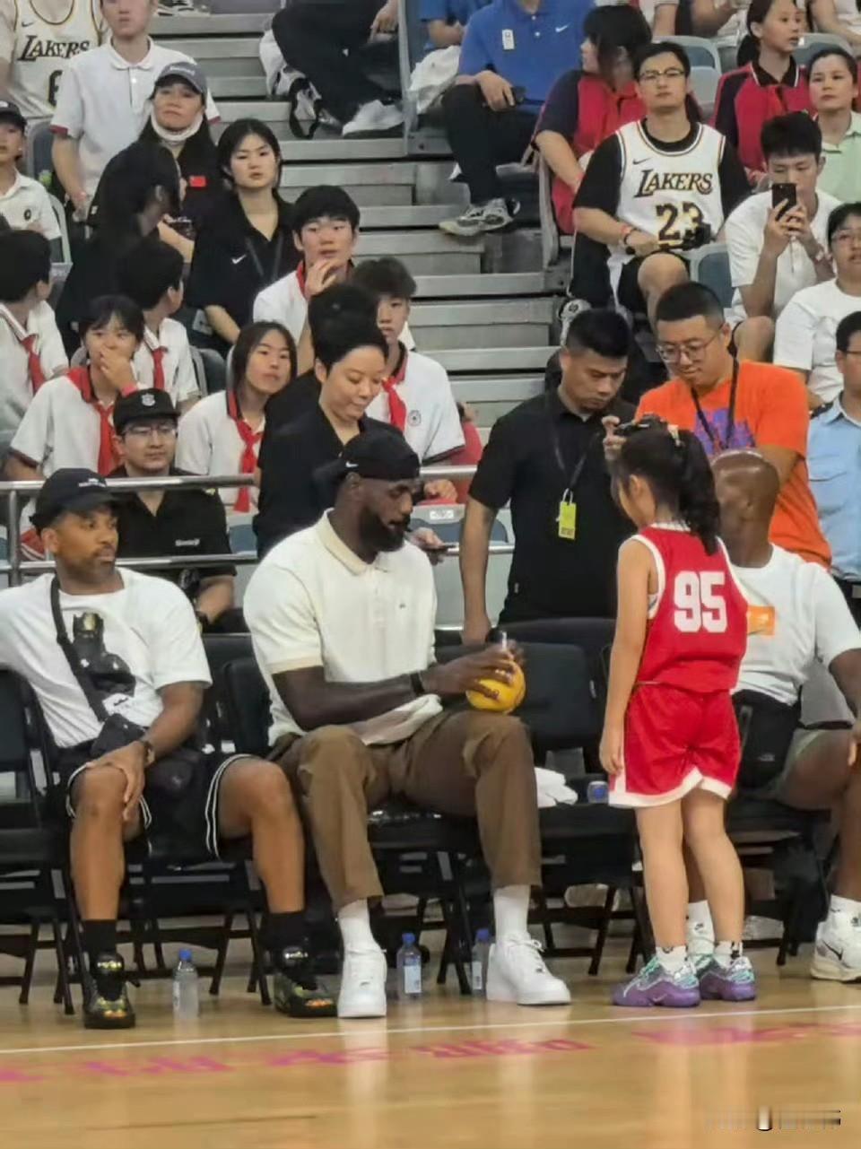 优质偶像！詹姆斯中国行，在活动现场为小球迷签名，还送上了鼓励！

詹姆斯表示，他