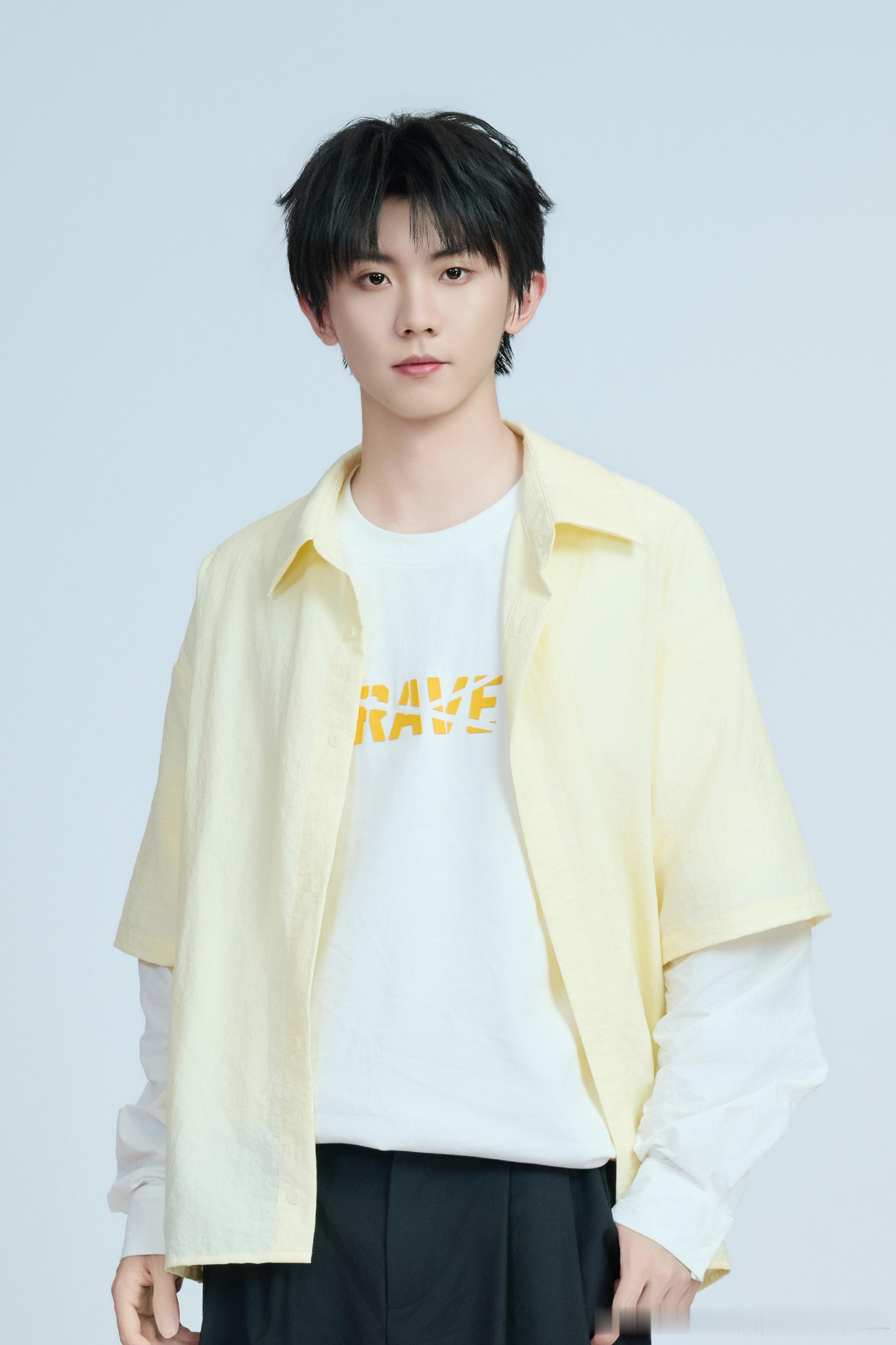 马嘉祺小学和爸妈一起看跑男奔跑吧 温柔又治愈！马嘉祺谈及童年趣事，坦言小学就和爸