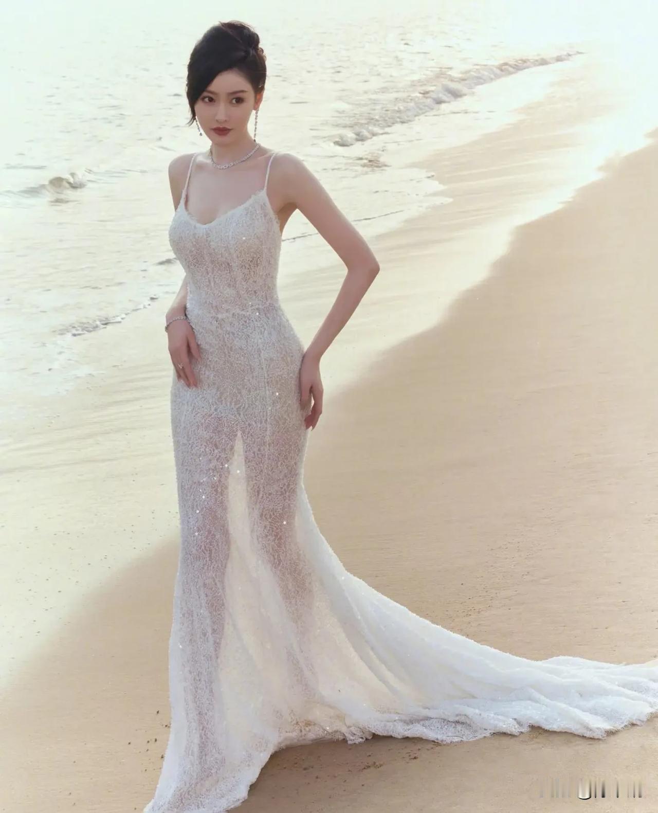 海边落月摇清浪，沙上流光缀素裙。