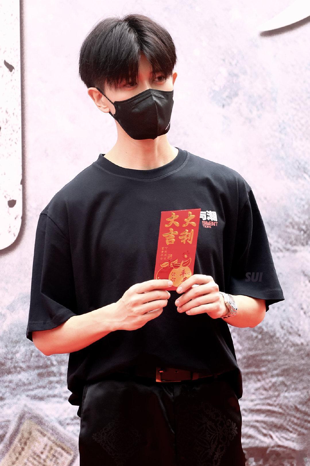 任嘉伦新剧风与潮开机饭拍 任嘉伦风与潮开机现场 ​​​