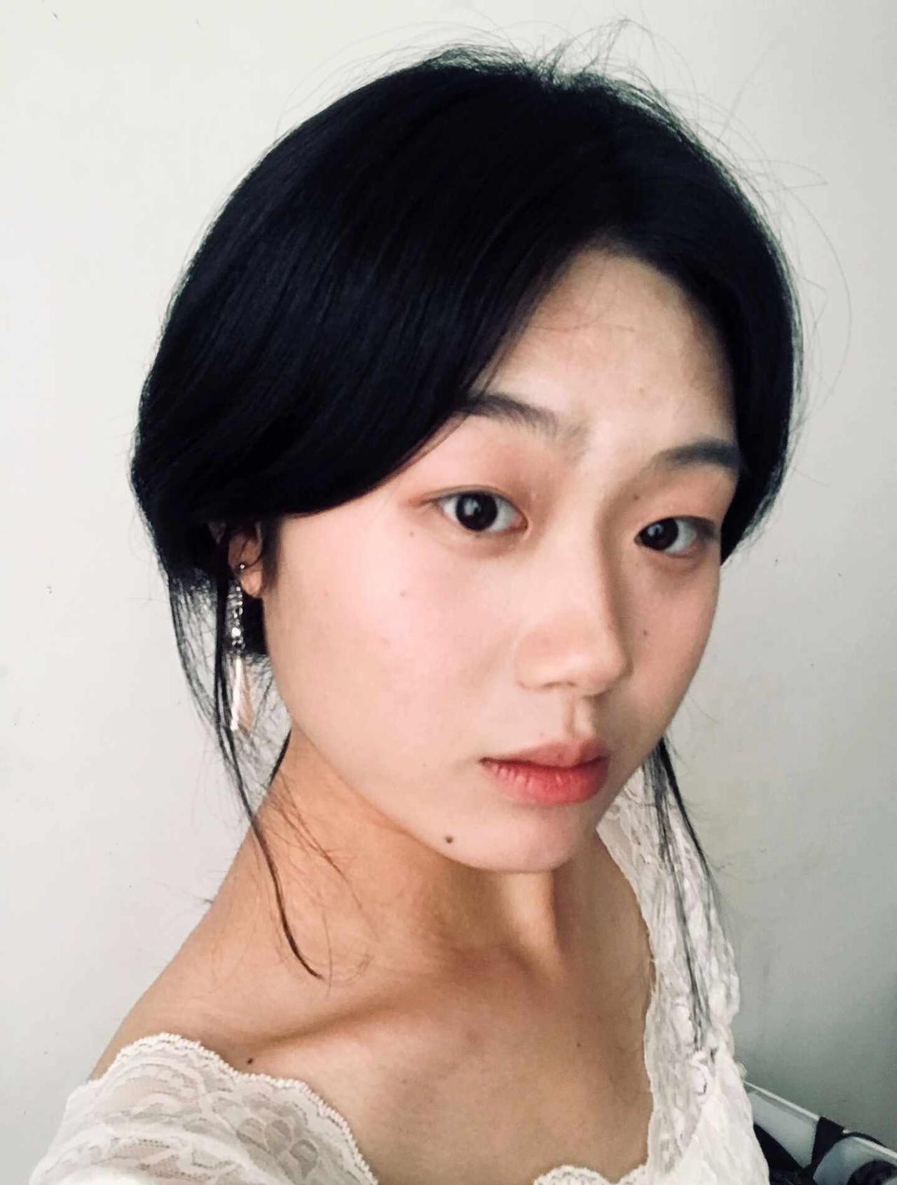 乐华娱乐选秀面试
面试是我在七月二十多号的时候面的试，（图一）是出发前打扮的妆造