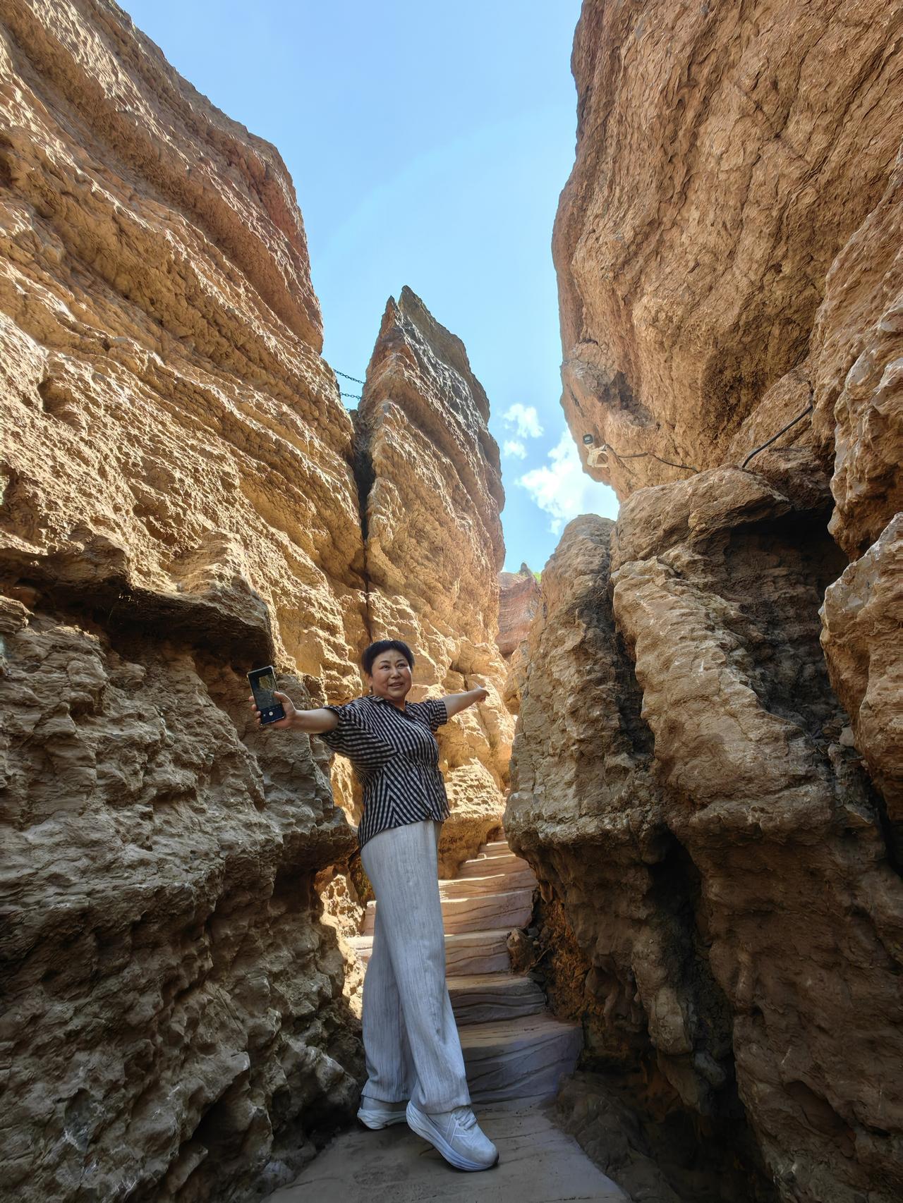 《小琼女士五十九岁生日有赠》
（2025年10月1日）

蔡 勇
木市巷深琼影斜