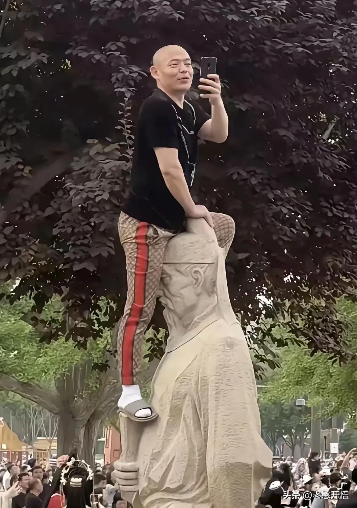 每日看图一首打油诗

光头男子胆忒大，
​敢往诗仙头上跨。
​自拍自照扮风雅，