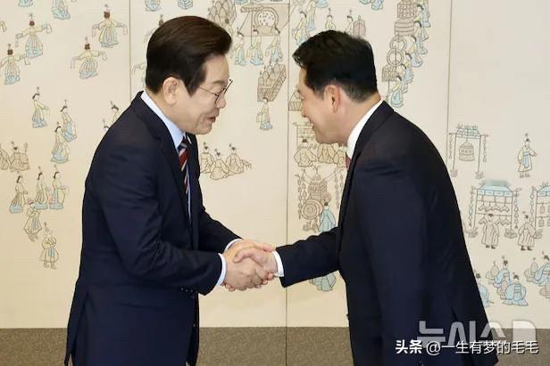 2月14日，韩国总统李在明在社交平台发文，公开反驳国民力量党党首张东赫，明确表示