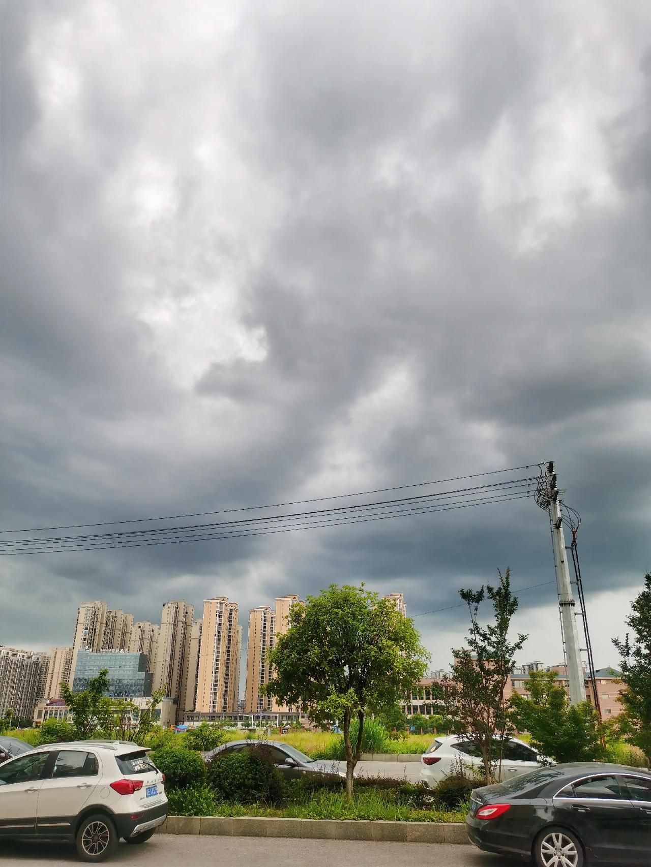 “有雨四角亮，无雨顶上光”，俗话说得好，乌云压顶，暴风雨的前兆来了，连空气都带着