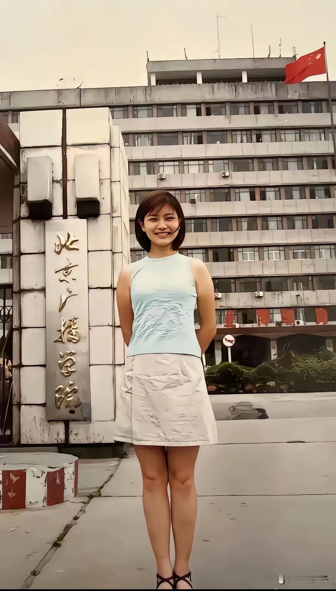 23岁时的胡可
与母校大门口的一张合影
基因强大，俩儿子都像她
帅爸爸的基因被打