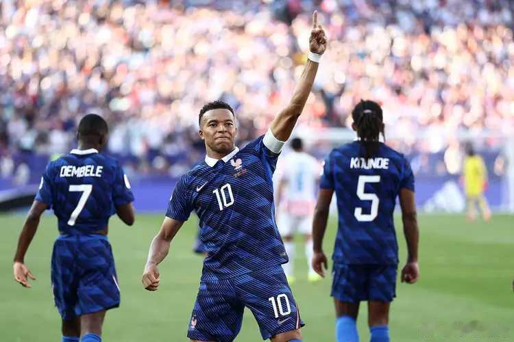 北京时间7月5日凌晨5点整，2026年美加墨世界杯1/8决赛继续进行角逐，法国队