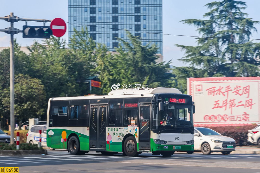 浙江丽水，金龙系客车作为主力车型奔跑在丽水的各个角落城市公共交通摄影