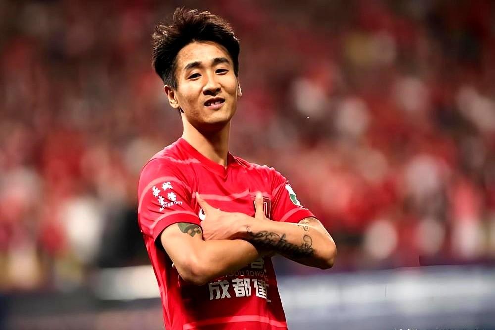 谁敢信，那个曾经的“刺头”韦世豪，如今扛起了一支球队。

30岁的他戴上成都蓉城