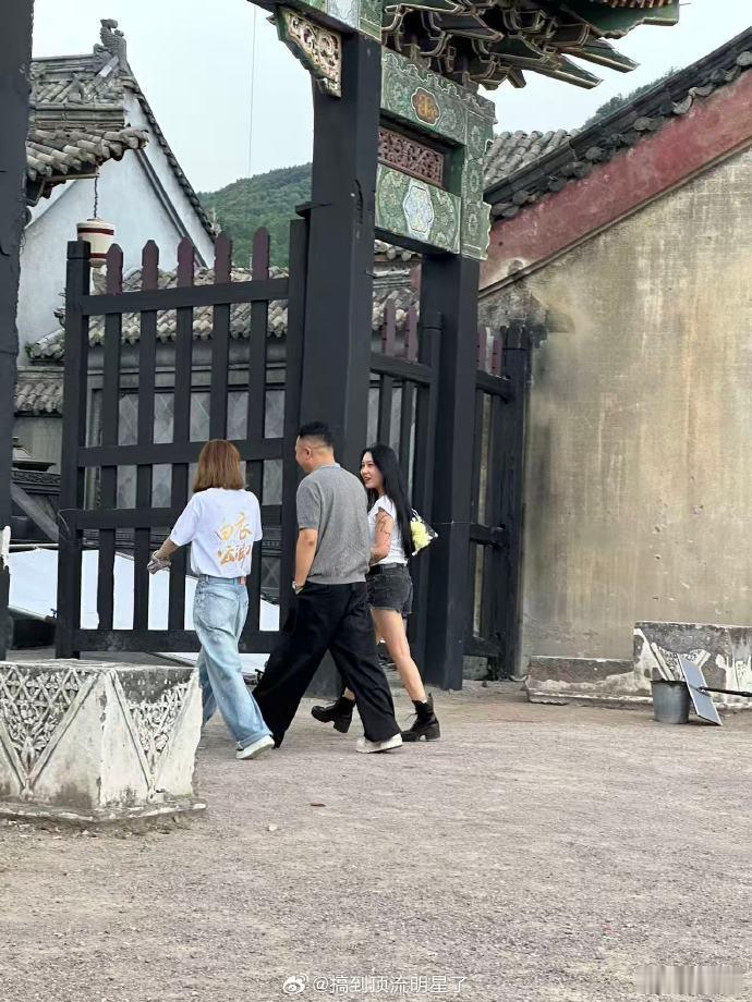 花少导演探班龚俊龚俊《白衣公卿》拍戏，花少导演李超专程探班，这售后甜度，花少粉表