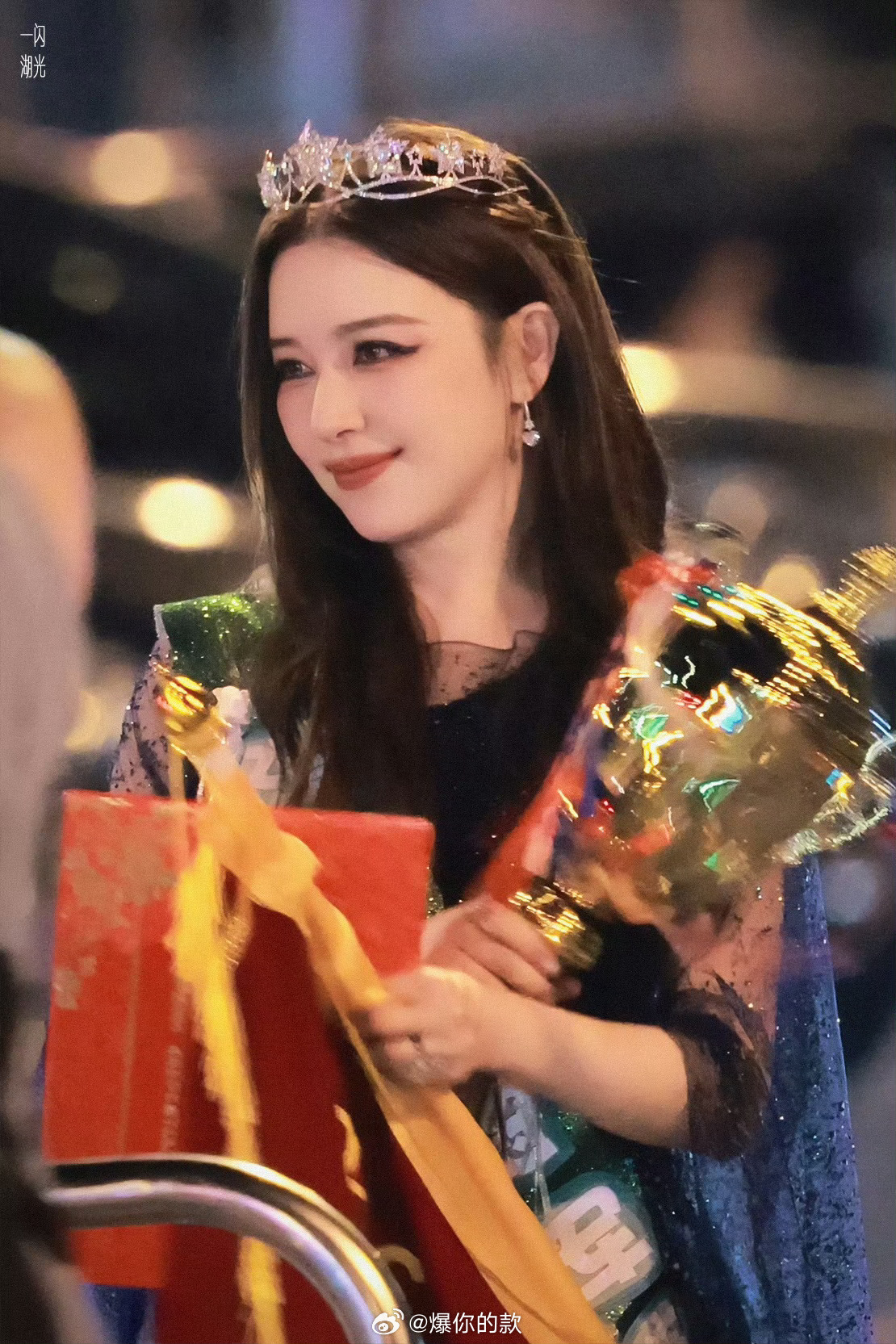 阚清子机场哭了成团夜她头戴皇冠手捧奖杯，美得不似人间烟火；机场她接过纪念册泪崩，