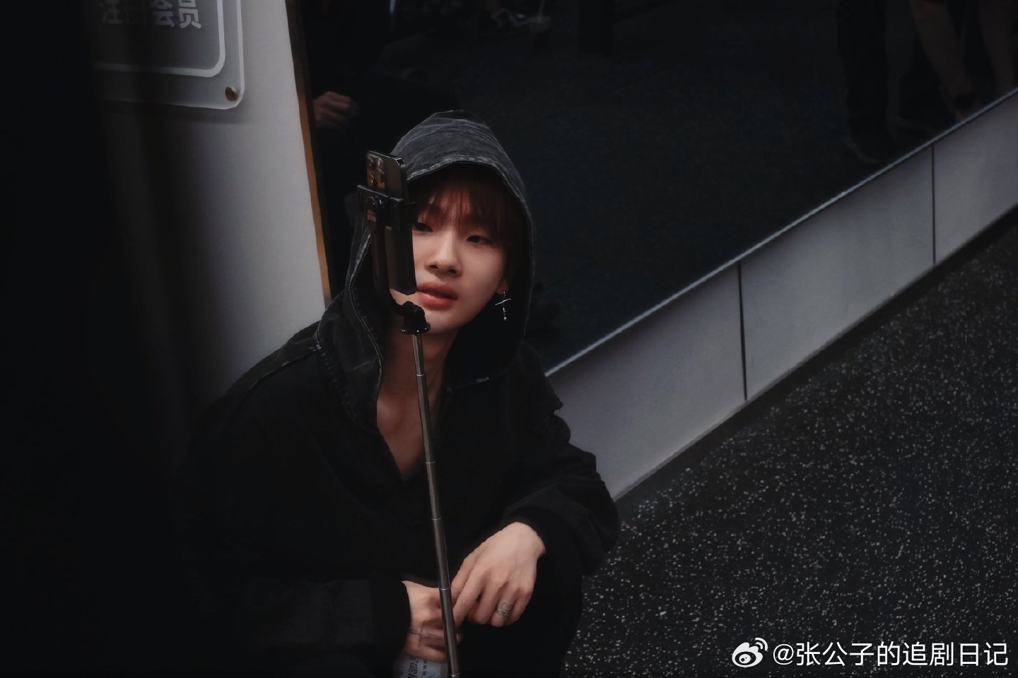 压力大可以看看周震南的毛衣周震南泼水节把毛衣玩坏了！好好的氛围感毛衣被拉成超长半