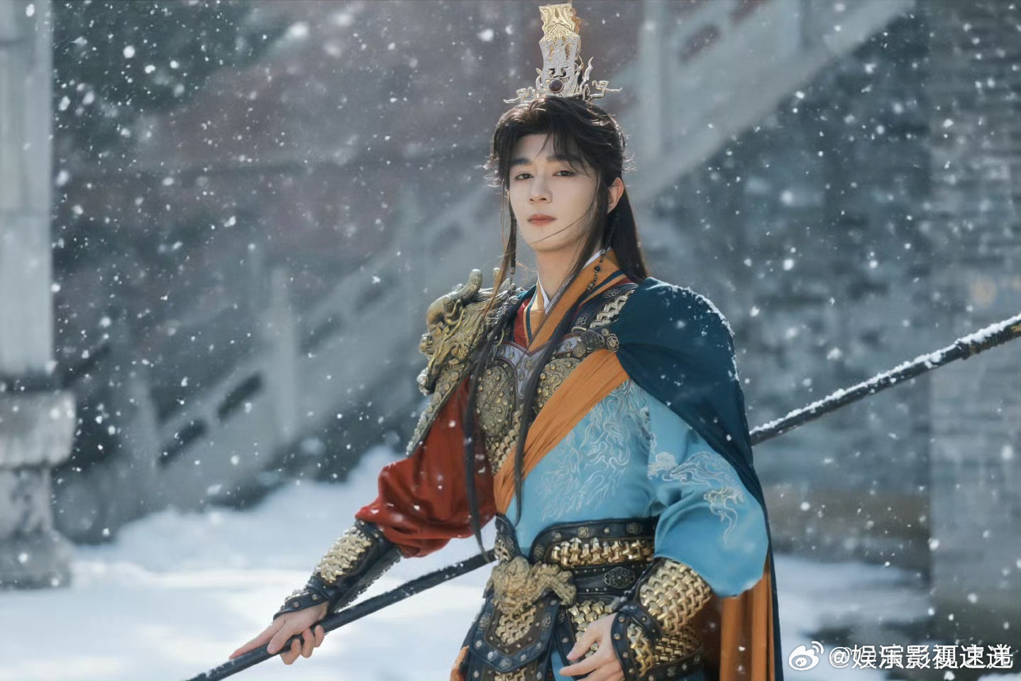 夏之光霸总体育生 新一期节目里他完全是行走的荷尔蒙，运动墨镜一戴登山杖一握，又酷