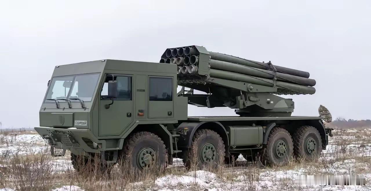 俄军中部集群部队在红军城方向摧毁了一辆乌军的220毫米“暴风雪”多管火箭炮，这也