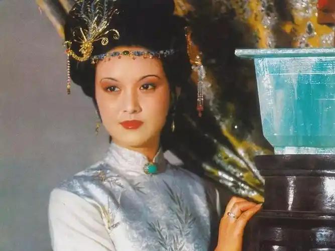 红楼梦里最愚蠢的女人谁？毫无疑问是王熙凤！为什么这么说呢？


在《红楼梦》这部