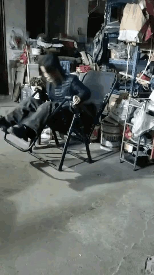 妹子说，大家快点看过来，我来表演一下变形金刚。