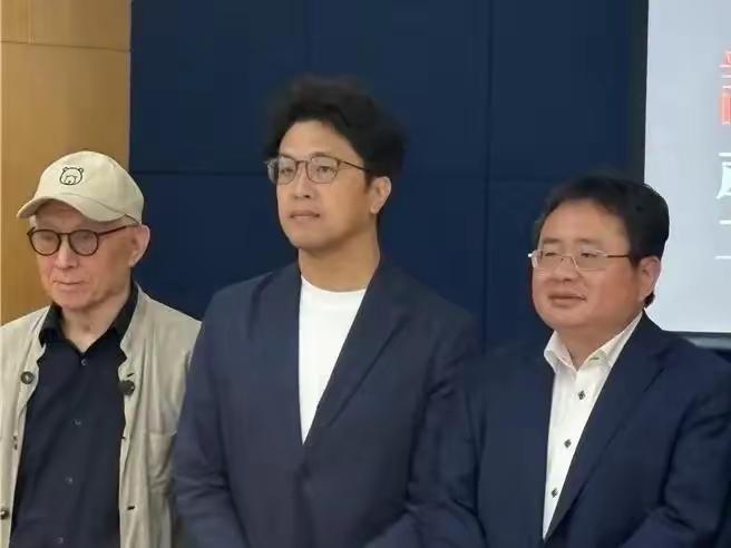 挨打后立刻抱团作秀！矢板明夫带伤开记者会，拉沈伯洋曹兴诚同框合体炒作！
    