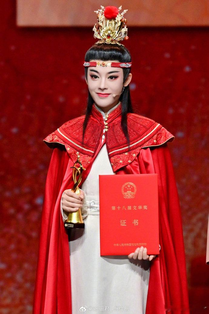 【】 在第十四届中国艺术节闭幕式上，越剧演员 因越剧《我的大观园》获得第十八届文