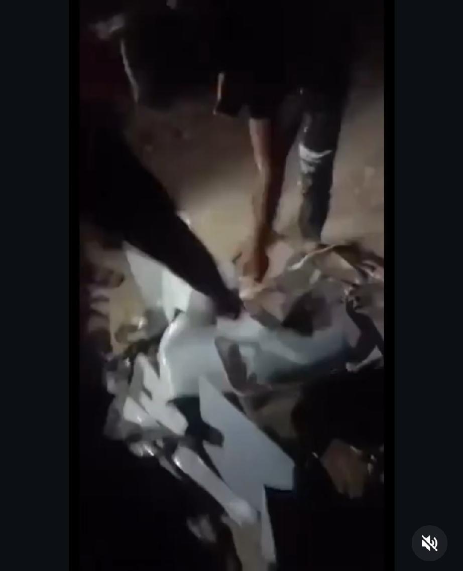 网上发布的镜头显示，一架身份不明的无人机的残骸，可能是由沙特皇家空军运营的亚洲制