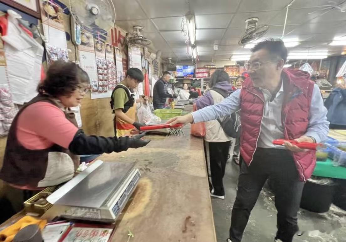 江启臣黄昏市场发春联 摊商喊“市长冻蒜”

立院副院长江启臣今天（23日）下午率